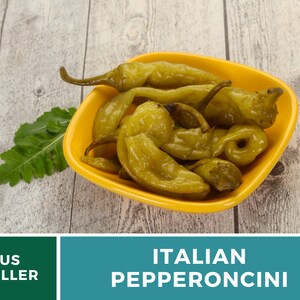 Peut inclure: Un bol jaune rempli de piments verts italiens. Le bol est sur une surface en bois.