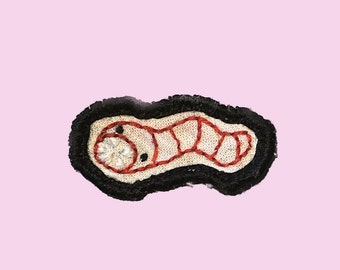 Parche pequeño bordado a mano del Gusano de la Muerte de Mongolia / Para coser o pegar / Hecho a pedido / Aproximadamente 3,8 cm x 1,9 cm / Cripto