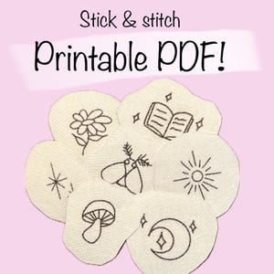 Puede incluir: Una colección de parches de tela color hueso con diseños de líneas negras que incluyen una flor, un libro abierto, una polilla, un sol, un hongo, una luna creciente y estrellas. El texto Stick & stitch Printable PDF! aparece sobre los parches.