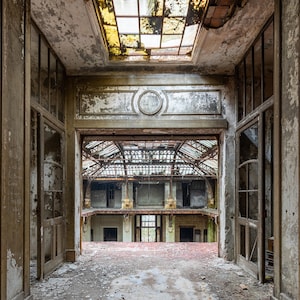 Urbex &quot;Bureau Central&quot;: Fotografía tomada durante la exploración de una antigua oficina minera en Francia