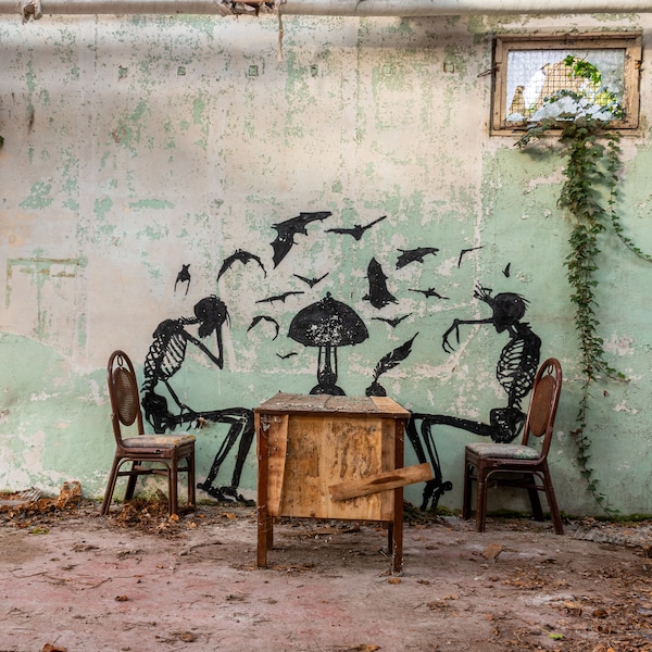 Urbex "Danse macabre" : Photographie de de street-art dans une usine abandonnée en Belgique