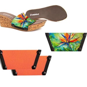 Puede incluir: Un par de sandalias de cuña de corcho con un estampado colorido de ave del paraíso. Las sandalias vienen con dos juegos de correas intercambiables, una de color naranja sólido y la otra con un estampado de ave del paraíso. Las correas se sujetan con broches negros.
