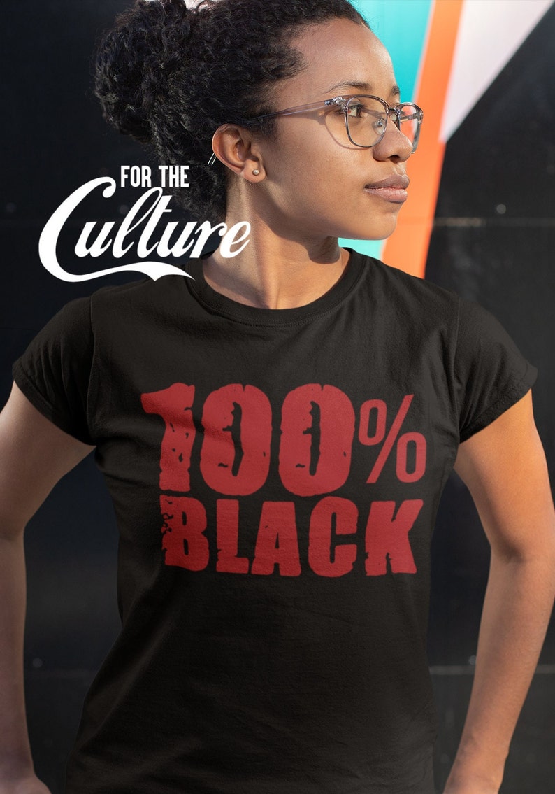 Puede incluir: Una camiseta negra con el texto "FOR THE CULTURE" en blanco sobre el texto "100% BLACK" en rojo.