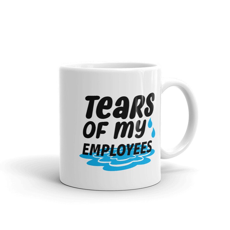 Puede incluir: Taza de cer&aacute;mica blanca con el texto "Tears of my Employees" en negro y azul. El dise&ntilde;o incluye una l&aacute;grima azul y un charco azul. La taza tiene un asa curva y un acabado brillante.