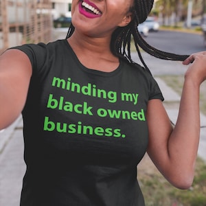 Minding mijn zwarte eigendom bedrijf Unisex T-Shirt
