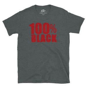 Puede incluir: Una camiseta gris oscuro jaspeada con el texto "100% BLACK" impreso en rojo.