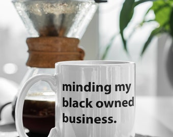 Cuidando mi café de negocios negro o taza de té
