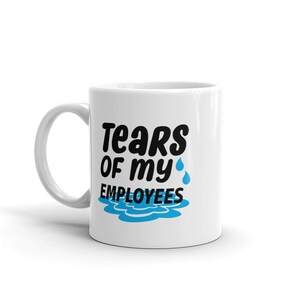 Puede incluir: Taza de cer&aacute;mica blanca con el texto "Tears of my Employees" en negro y azul. El dise&ntilde;o incluye una l&aacute;grima azul y un charco de agua azul. La taza tiene un asa blanca.