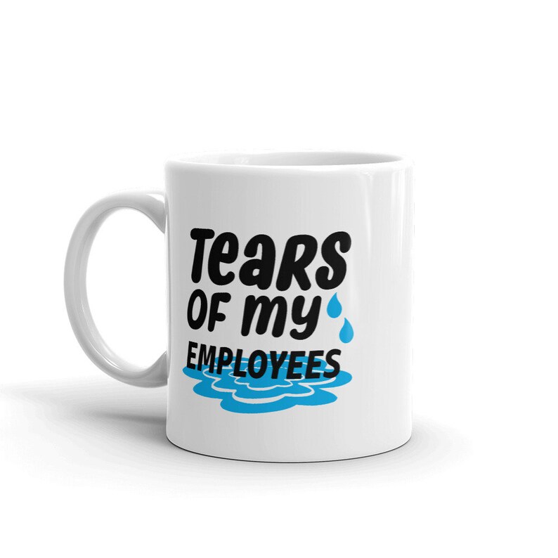 Puede incluir: Taza de cer&aacute;mica blanca con el texto "Tears of my Employees" en negro y azul. El dise&ntilde;o incluye una l&aacute;grima azul y un charco de agua azul. La taza tiene un asa blanca.