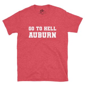 以下が含まれることがあります： 白い文字で「GO TO HELL AUBURN」と書かれた赤いTシャツ。Tシャツはクルーネックで半袖です。ブランドロゴがシャツの上部に表示されています。