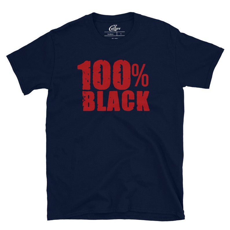 Puede incluir: Camiseta azul marino con el texto "100% BLACK" en letras rojas desgastadas.