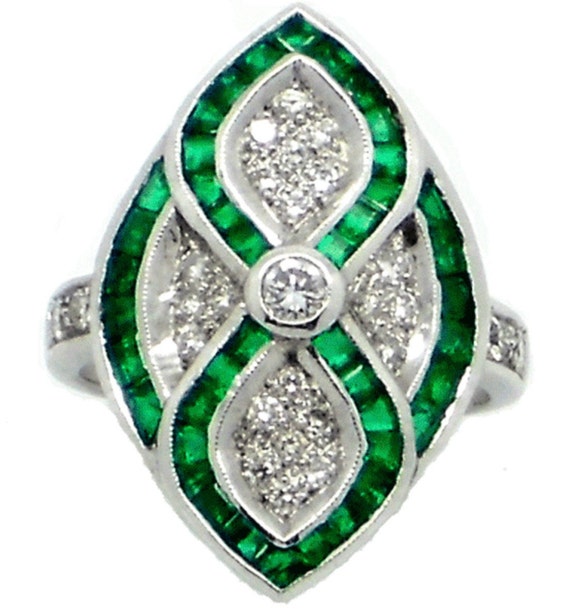 Lady's Stunning Emerald & Diamond Detail Ring