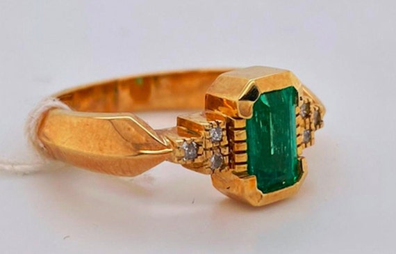 Lady's Attractive Emerald And Diamond Ring - image 2