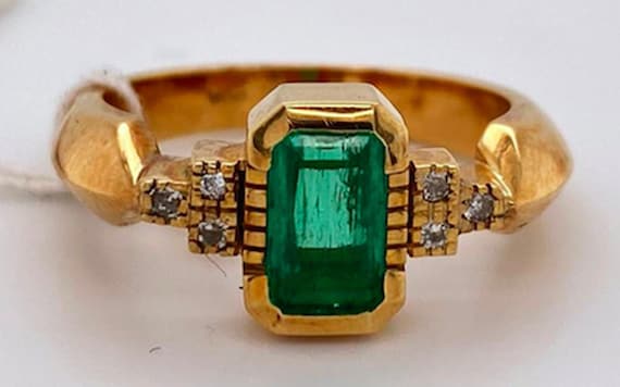 Lady's Attractive Emerald And Diamond Ring - image 1