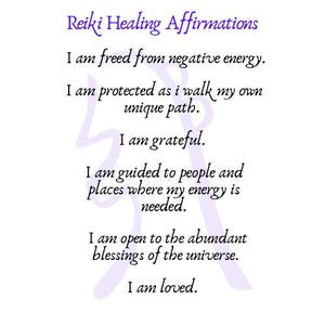 Może przedstawiać: Białe tło z tekstem "Reiki Healing Affirmations" w fioletowym skrypcie. Poniżej, afirmacje są wymienione czarnym tekstem, w tym "Jestem wolny od negatywnej energii" i "Jestem kochany."