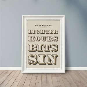 Peut inclure: Une impression encadrée blanche avec le texte "LIGHTER HOURS BITS SIN" dans une police brune avec un contour blanc. Le texte est centré sur un fond beige avec une bordure blanche. Le texte "Wm. H. Page & Co." est imprimé en noir en haut de l'impression.
