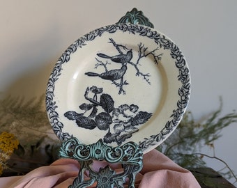 Belle assiette à dessert ancienne en transfert de couleur bleu-noir et blanc, France, avec décalcomanie oiseau floral