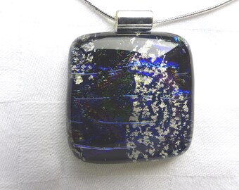 Pendentif en verre fondu dichroïque bleu foncé sur chaîne de serpent plaqué argent