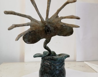 Escultura de bronze de um Alien Facehugger, arte de fã de ficção científica.