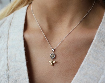 Collar de flor de abeja y margarita en plata de ley y baño de oro amarillo