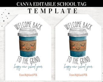 Pode incluir: Modelo de etiqueta escolar branca com duas ilustrações de uma chávena de café turquesa com uma manga castanha e um rosto sorridente. Os textos "WELCOME BACK" e "TO THE GRIND" estão acima e abaixo da chávena de café.