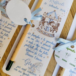 Segnaposto segnalibro regalo invitati Giostra Cavalli azzurra e matita piantabile Sprout