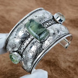 モスプレナイト スターリングシルバー アームカフ - ハンドメイド ワイド エングレービング ジェムストーン ブレスレット - ボヘミアン ステートメント ジュエリー ギフト