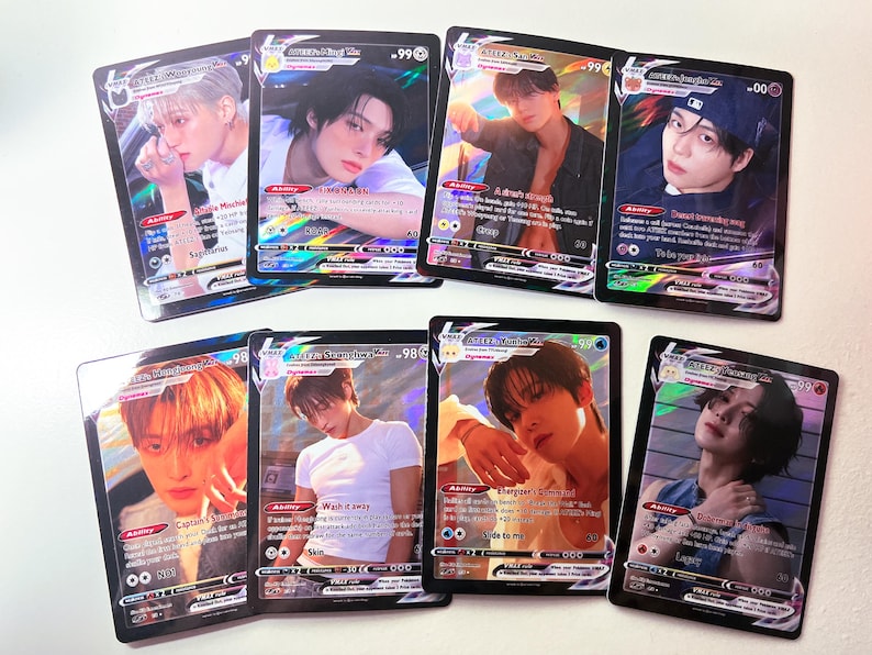 Puede incluir: Una colecci&oacute;n de cartas coleccionables con retratos de una persona. Cada carta tiene un borde negro, detalles hologr&aacute;ficos y texto. Las cartas muestran varias poses y expresiones, con algunas cartas que muestran a la persona usando un sombrero o camisa.