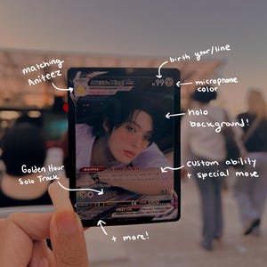 Puede incluir: Una tarjeta coleccionable con una persona de cabello oscuro y una camisa blanca. La tarjeta tiene un fondo hologr&aacute;fico y el texto "ATEEZ Mingi VMAX". La tarjeta tambi&eacute;n tiene una habilidad personalizada y un movimiento especial.