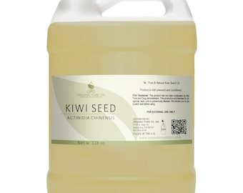 Könnte beinhalten: Ein großer, durchscheinender Kunststoffkanister gefüllt mit blassgelbem Kiwisamenöl. Das Etikett trägt die Aufschrift Kiwi Seed Actinidia Chinensis, Organic Pure Oil und Net w. 128 oz. Er hat einen weißen Schraubverschluss, einen Griff und einen QR-Code.