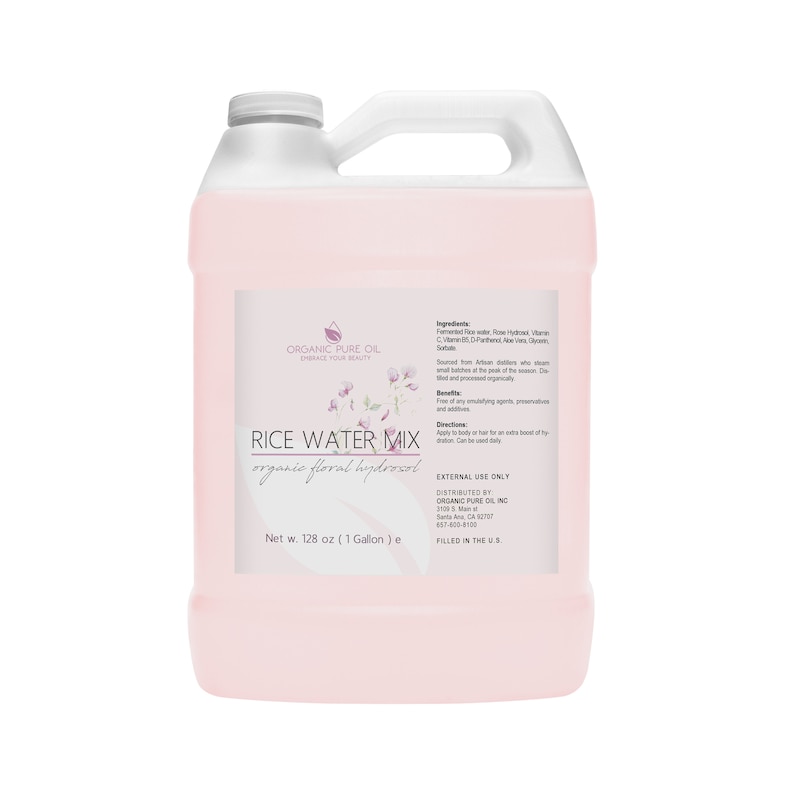 K&ouml;nnte beinhalten: Ein gro&szlig;er, durchscheinender, hellrosa Kunststoffkanister mit wei&szlig;em Schraubverschluss und Griff. Das Etikett zeigt Organic Pure Oil, Rice Water Mix, organic floral hydrosol sowie Inhaltsstoffe, Vorteile und Anwendungshinweise. Inhalt 3,78 Liter.