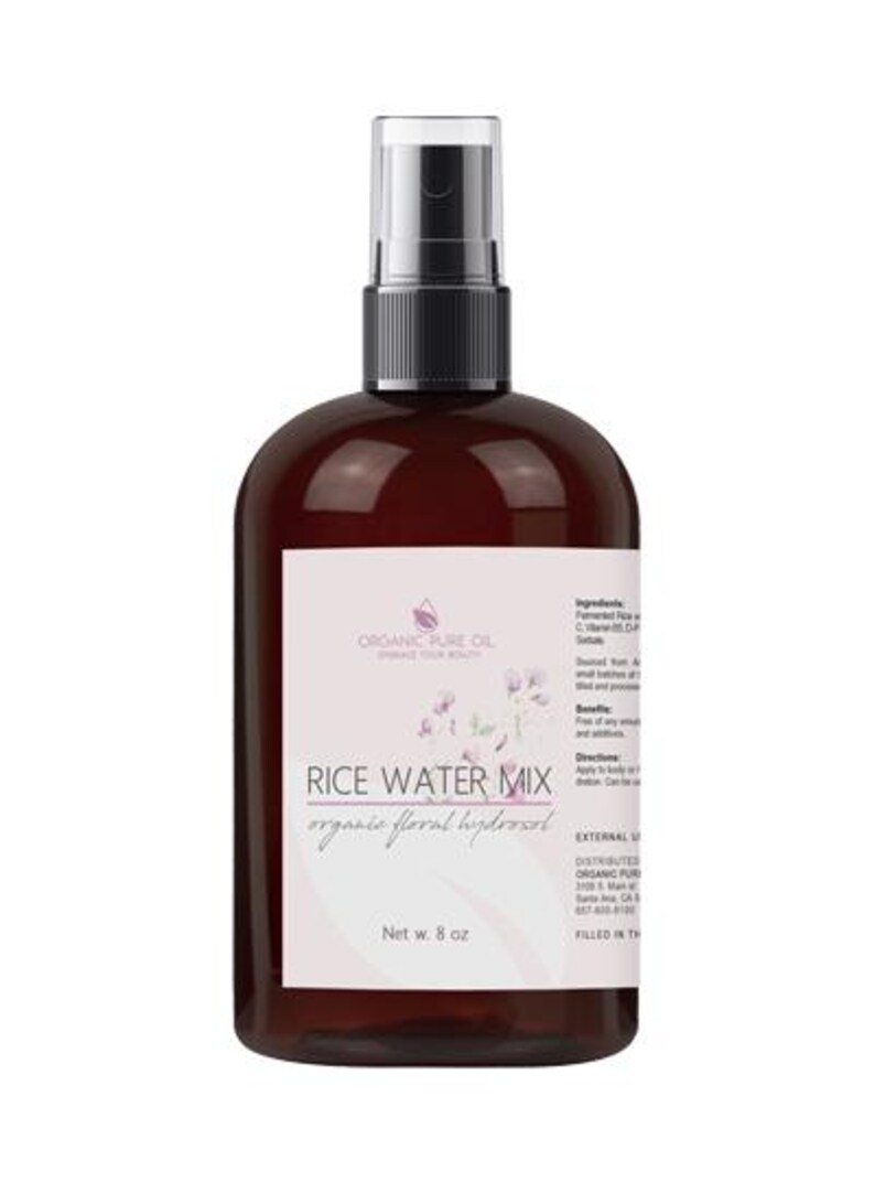 K&ouml;nnte beinhalten: Eine 8 oz braune Kunststoff-Spr&uuml;hflasche mit Rice Water Mix organic floral hydrosol. Das wei&szlig;e Etikett zeigt das Organic Pure Oil Logo, florale Illustrationen und gedruckten Text mit Angaben zu Inhaltsstoffen, Vorteilen und Anwendung.