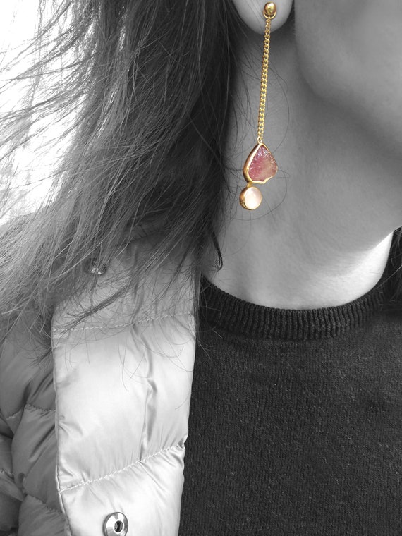 Boucles D'oreilles Pendantes Créateur - Quartz Rose Et Tourmaline Noire Brute/polie - Plaqué Or - Occasion