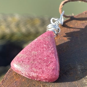 Rhodonietketting, roze edelsteenhanger. Cadeau voor haar van gerecycled sterlingzilver, bohoketting, handgemaakte ketting, unieke boho-sieraden