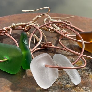 Boucles d&#39;oreilles recyclées. Boucles d&#39;oreilles faites main, boucles d&#39;oreilles uniques en verre de mer. Cadeau écologique pour elle. Créoles en verre de mer, bijoux en verre de mer