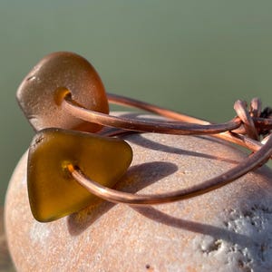 Boucles d&#39;oreilles en verre de mer et cuivre recyclé, boucles d&#39;oreilles uniques, bijoux éthiques, bijoux bohèmes insolites, bijoux en verre de mer, verre de mer orange