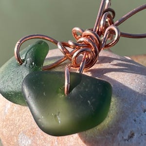 Boucles d&#39;oreilles écologiques en verre vert de mer et cuivre recyclé. Boucles d&#39;oreilles uniques, bijoux éthiques, bijoux bohèmes insolites, bijoux en verre de mer.