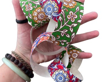 Guirnaldas de papel reciclado. Guirnaldas de papel estampadas a mano para fiestas y ocasiones especiales. Una actividad ideal para toda la familia. Guirnaldas de papel ecológicas.