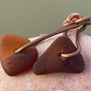 Boucles d&#39;oreilles en verre de mer et cuivre recyclé, boucles d&#39;oreilles uniques, bijoux éthiques, bijoux bohèmes insolites, bijoux en verre de mer, verre de mer orange