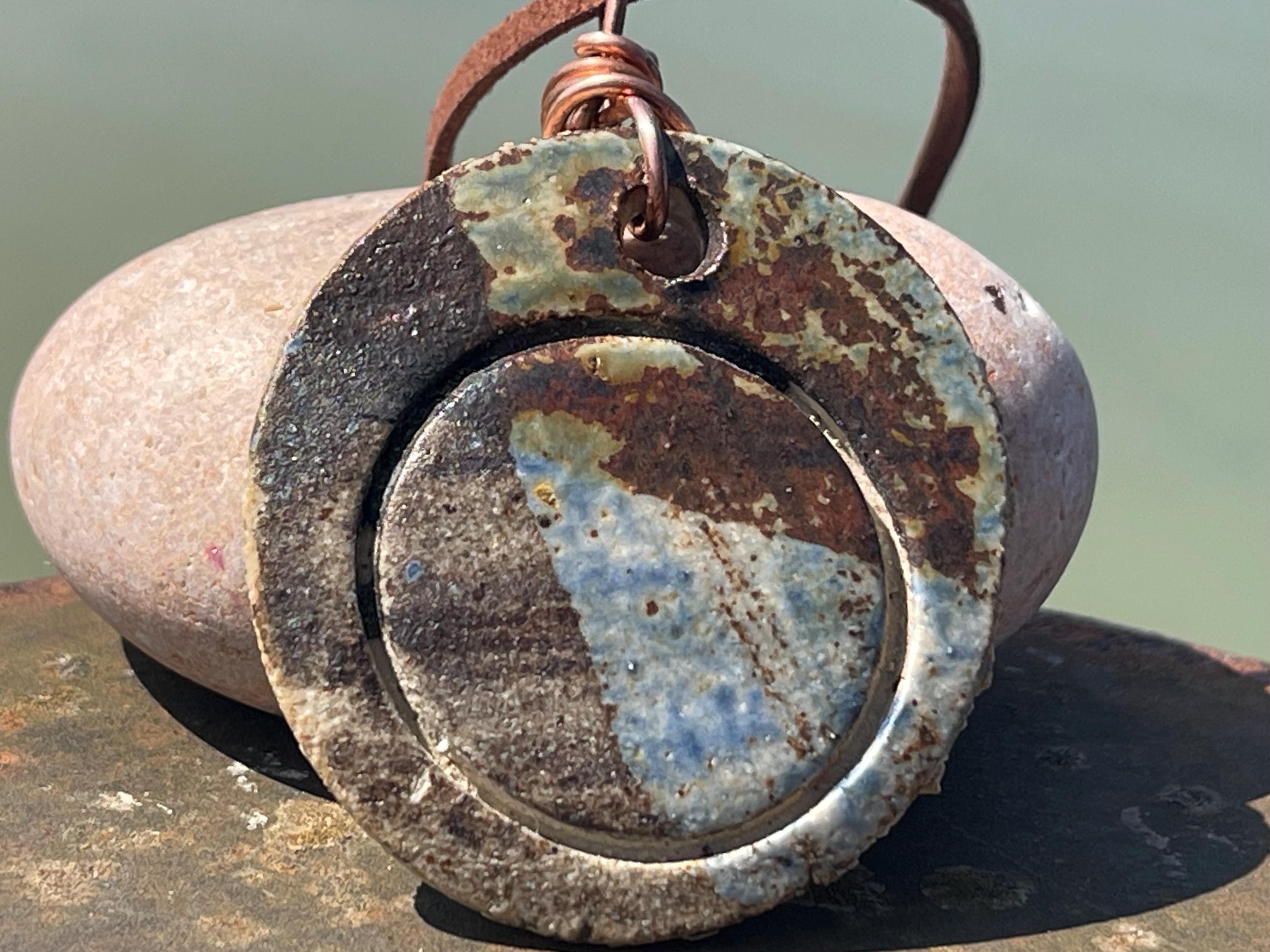 サセックスの粘土で作られたハンドメイドのネックレス。陶器の