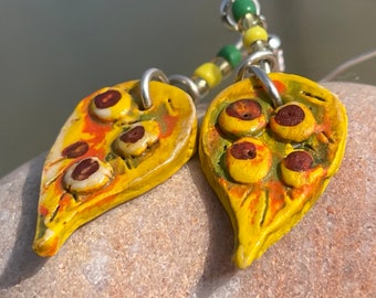 Orecchini fatti a mano con argilla del Sussex. Gioielli unici, orecchini in ceramica, gioielli boho, orecchini gialli, orecchini unici, gioielli gialli