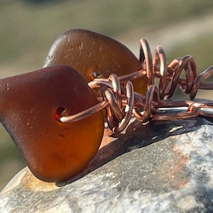 Boucles d&#39;oreilles en verre de mer, boucles d&#39;oreilles uniques, bijoux éthiques, bijoux bohèmes insolites, boucles d&#39;oreilles bohèmes, bijoux en verre de mer, verre de mer orange