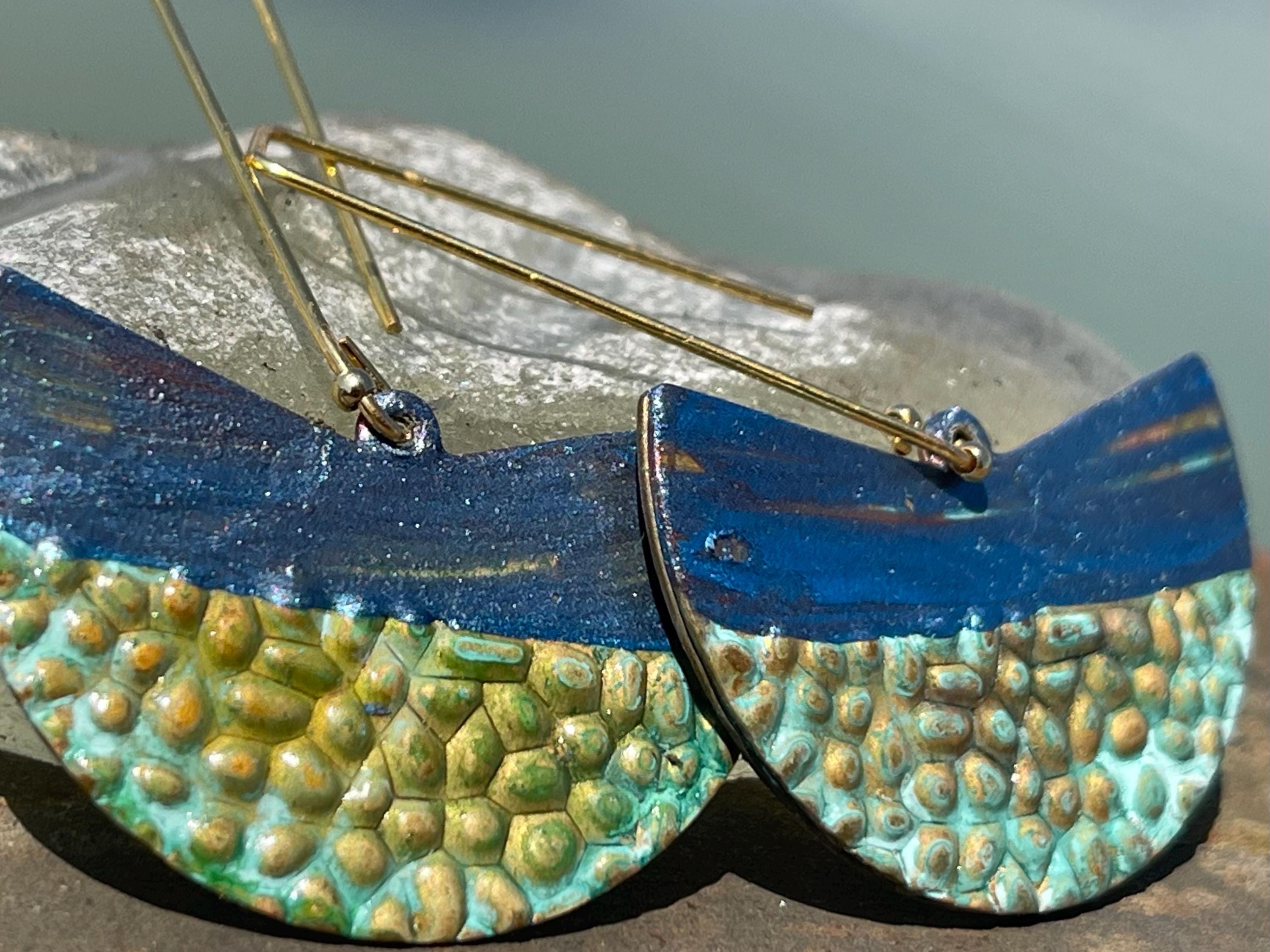 手作りのファンキーなイヤリング。大きな青いイヤリング、珍しい