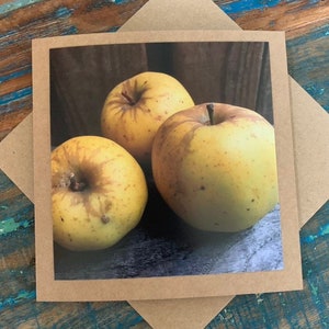 Maçãs verdes outonais inglesas caídas. Cartão fotográfico, cartão feito à mão, cartão de aniversário, cartão de aniversário, cartão de agradecimento, cartão de felicitações, cartão reciclado