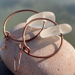 Boucles d&#39;oreilles écologiques en verre de mer blanc et cuivre recyclé. Boucles d&#39;oreilles uniques, bijoux éthiques, bijoux bohèmes insolites, bijoux en verre de mer.