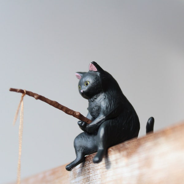 Gato pescador negro con una caña de pescar Figura Juguete, decoración de pecera, Figura en miniatura de gato negro, amuleto de hadas, mini escritorio, jardín de hadas