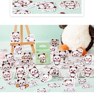 46 stickers panda dessin animé dans une boîte | Mignon, coloré, objet de collection | Une touche parfaite pour les agendas, les agendas et les albums de coupures | Livraison rapide au Royaume-Uni