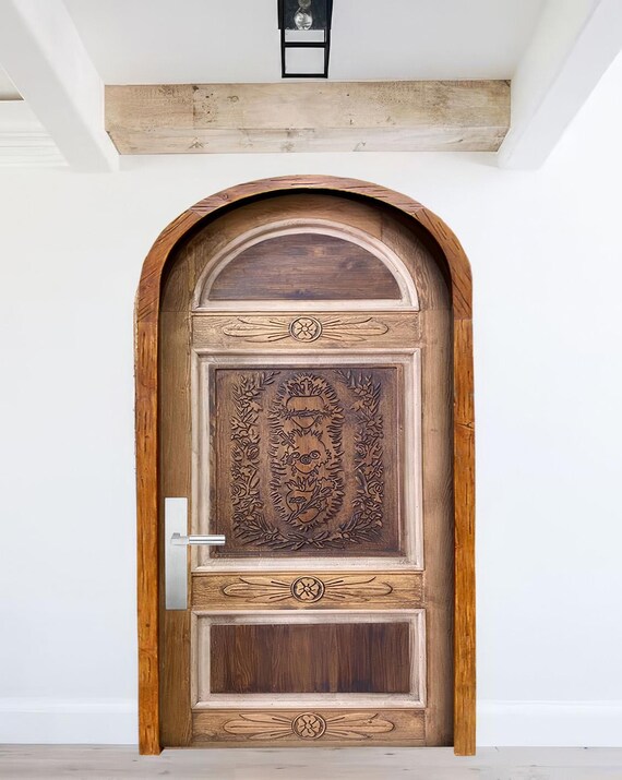 ハート彫刻のアーチ型玄関ドア：カスタムアンティークスタイルの外装
