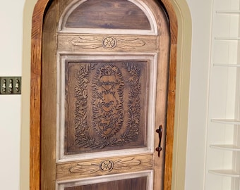 ハート彫刻のアーチ型玄関ドア：カスタムアンティークスタイルの外装