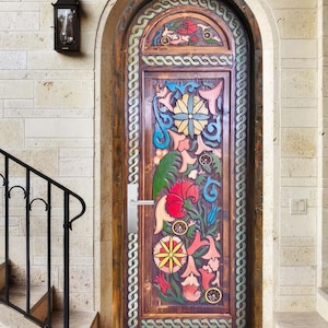Geschnitzte benutzerdefinierte Bogen-Haustüren mit Blumen, antike Bogentür, Innenaußentüren, Scharnierschiebetüren, Gartentor, Speisekammer, Schrank, Taschentüren